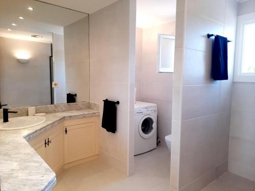 邦蒙特特雷斯诺维斯Apartamento Vistas golf Bonmont的浴室配有洗衣机、洗衣机和烘干机。