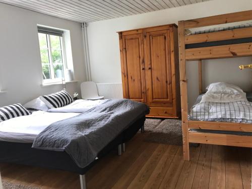 里伯Familiehuis Boysen Appartementen的一间卧室配有两张床和一张双层床。