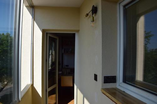 比亚韦斯托克Apartament Kolejowa的门窗在房子的一侧
