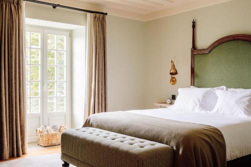 皮尼昂Quinta Nova Winery House - Relais & Châteaux的一间卧室设有一张大床和一个窗户。