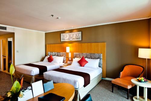 曼谷皇家公主兰朗酒店 - SHA Extra Plus的酒店客房配有两张床和一张书桌