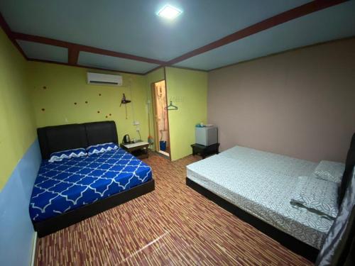 Kampong Juarajuara seaview chalet, kampung juara的一间卧室配有一张床和一台电视。