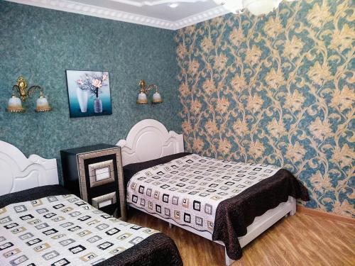 库塔伊西Hotel Edemi Castle的卧室配有两张床,墙上挂着一幅画
