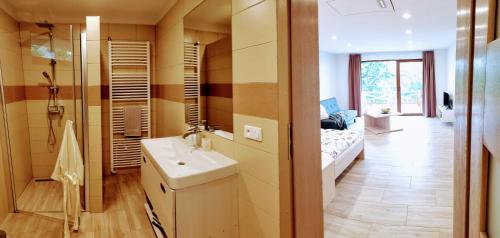 NánaDva Duby的一间带水槽的浴室和一张位于客房内的床