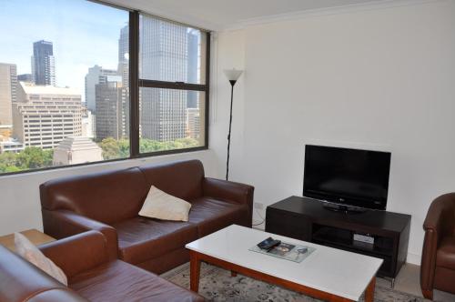 Accommodation Sydney - Hyde Park Plaza 38 College St Sydney的电视和/或娱乐中心