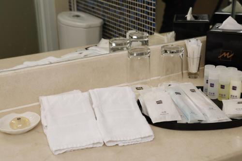 香港九龙维景酒店的台面上带白色毛巾的浴室台面