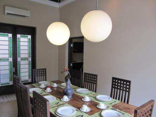 乔治市Tropical Home的用餐室配有桌椅和灯光