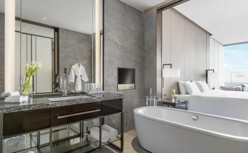 长沙长沙尼依格罗酒店的带浴缸、床和盥洗盆的浴室