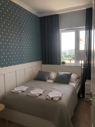 华沙Apartament Grażyna Stańczyka的一间卧室配有一张床,上面有两条毛巾