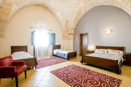 奥里亚Laurito Resort & Spa的卧室配有两张床、椅子和地毯。