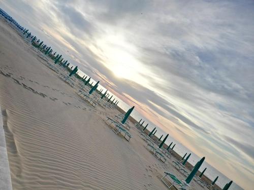 罗迪-加尔加尼科Albergo 2 Pini的海滩上的一组椅子,与大海相连