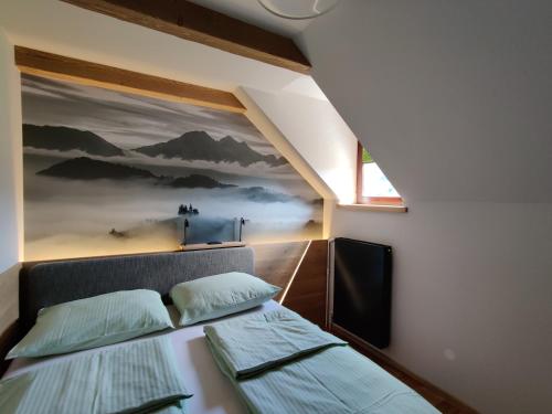 ŽeleznikiGuesthouse Pri Zalogarju的一间设有两张床的客房,墙上挂着一幅画