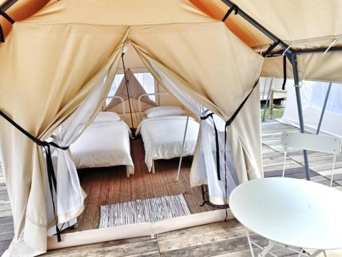 Kampong Sum SumCanopy Villa Glamping Park的一间帐篷内带两张床的卧室