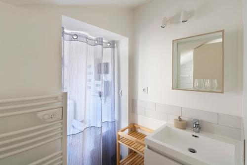 雷恩LA DEROBEE - Havre de paix en ville的白色的浴室设有水槽和镜子