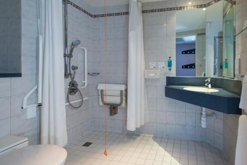 伦敦伦敦-旺兹沃思智选假日酒店的带淋浴、卫生间和盥洗盆的浴室