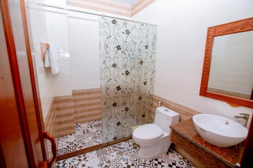 朔庄Thien An Hotel的浴室配有卫生间、盥洗盆和淋浴。