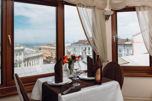敖德萨叶卡捷琳娜二世酒店的一张桌子,从窗口可欣赏到城市美景