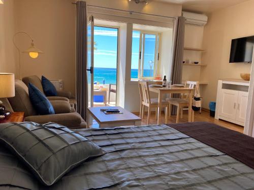 卢斯Luz Beach Apartments的一间卧室配有一张床,享有海景