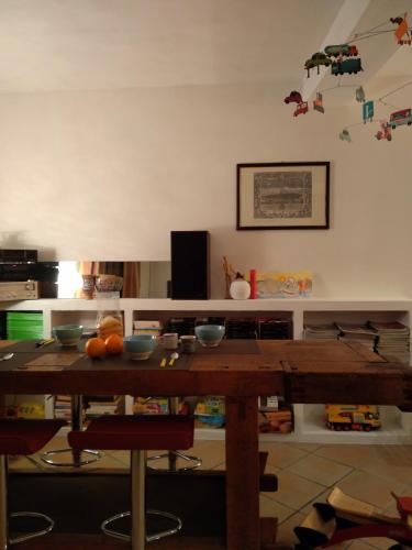 皮亚诺罗I giochi di Lupo的厨房配有木桌和碗