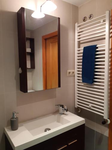 贝纳斯克CASA MARCOS的一间带水槽和镜子的浴室