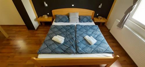 普利特维采村Country house Plitvice的一张蓝色床罩