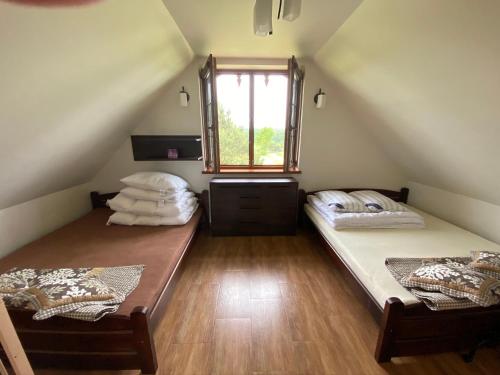科贝拉古拉Ignacówka的阁楼间设有两张床,设有窗户