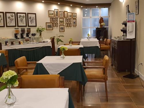 拉梅戈塞拉多酒店的用餐室配有桌椅和白色桌子