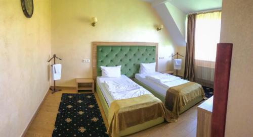 赫梅利尼茨基布拉玛皮维德那酒店的酒店客房设有两张床和窗户。