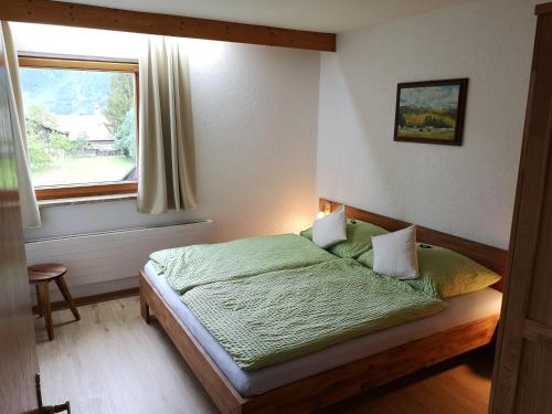 埃尔瓦尔德Birkenhof的一间卧室设有一张床和一个窗口