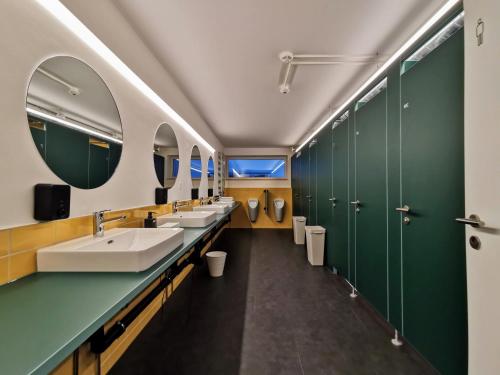 Green Marmot Capsule Hotel Zürich的一间浴室