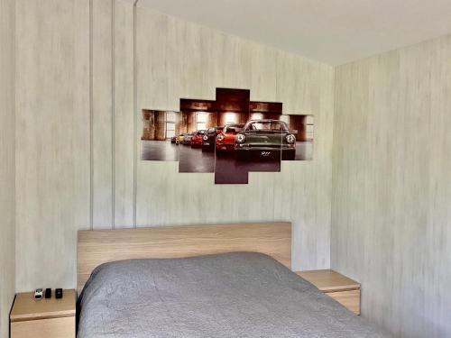 马里扬泊列Marijampole Camping的卧室配有一张挂在墙上的汽车床。