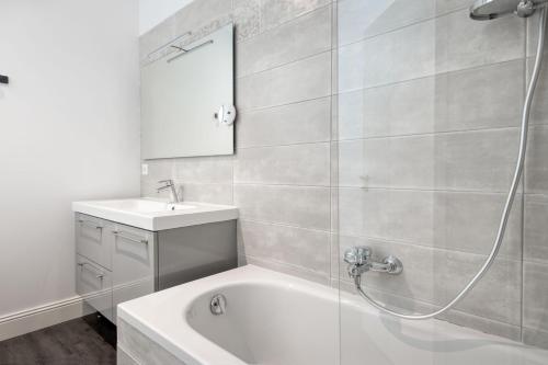 圣马丹德雷Appartement Bastingage的带浴缸和盥洗盆的浴室