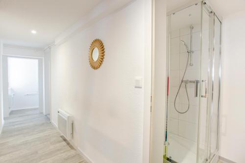 科尔马#CMI - CENTRE HISTORIQUE - Wifi - Tout confort的带淋浴和镜子的墙壁浴室