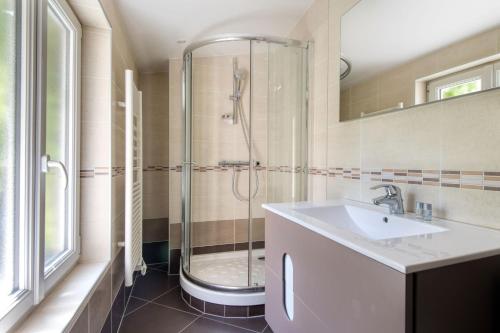 圣马丹德雷Appartement Sully的带淋浴和盥洗盆的浴室
