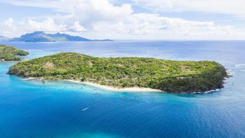 Naukacuvu Island天堂湾度假酒店的海洋中的一个岛屿