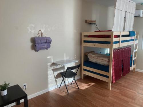 萨克拉门托WHOLE Family - Barrette的一间卧室配有双层床、书桌和椅子