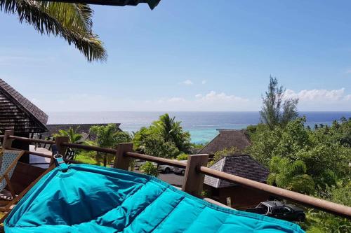 帕佩托艾Villa Anuanua by Tahiti Homes的从度假村的阳台上可欣赏到海景
