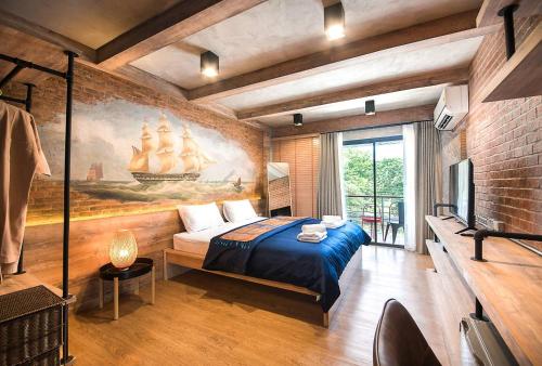 大城Sri Ayutthaya的卧室配有一张床,墙上挂有绘画作品