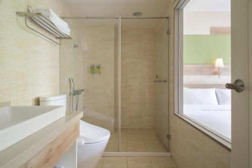 台中市桂之旅 的一间带卫生间和玻璃淋浴间的浴室