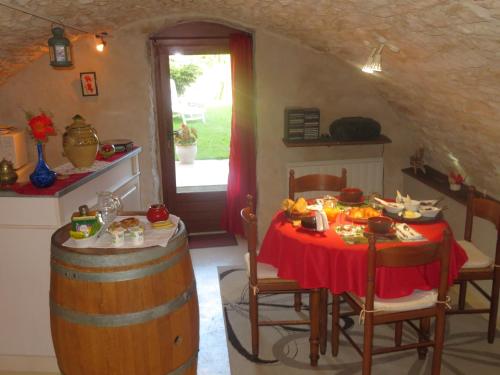 CorveissiatMurmure des buis的一间带桌子和酒桶的用餐室