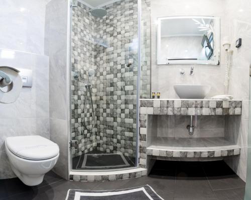 萨索斯Hotel Villa Nisteri的带淋浴、卫生间和盥洗盆的浴室