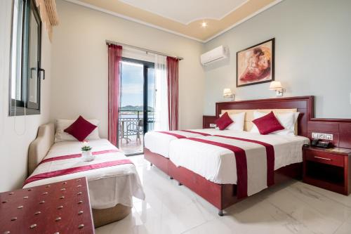 萨索斯Hotel Villa Nisteri的酒店客房设有两张床和一个阳台。