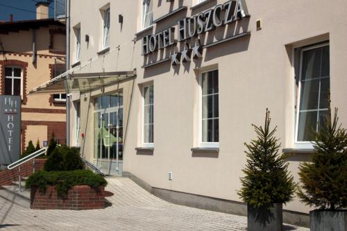 姆拉哥沃胡斯兹扎酒店的建筑的侧面有标志