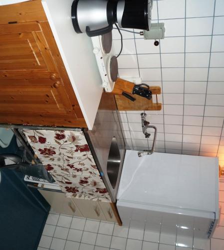 Hillerstorp艾瑞克斯巴的奥喷特里旅馆的一间带水槽的厨房和白色瓷砖地板
