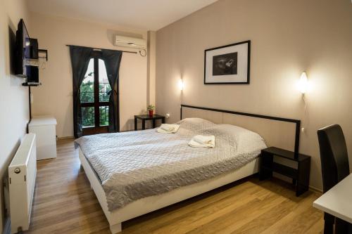 普利斯卡哈努维特酒店的一间卧室设有一张床和一个窗口