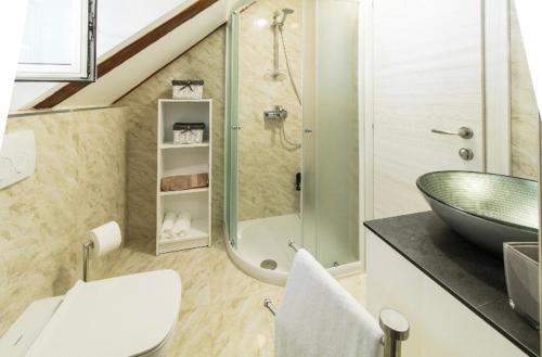 杜布罗夫尼克Apartman Roseta的一间带水槽和玻璃淋浴的浴室