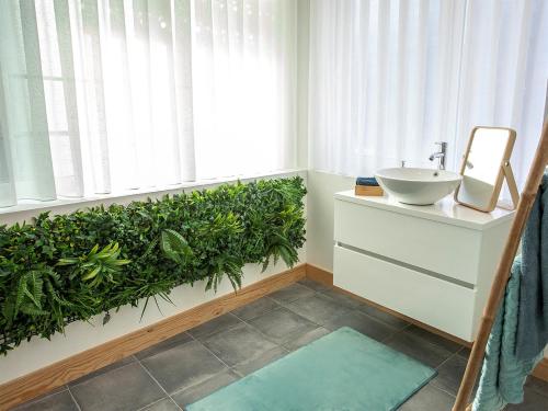 加亚新城Porto Je T'aime - Sweet Rooms的一间带水槽和绿色植物的浴室