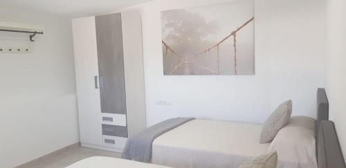 弗龙特拉CASA MIRAMAR FRONTERA的一间卧室,配有一张带桥景的床