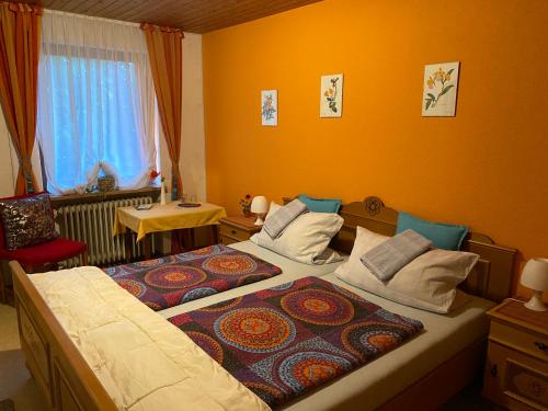 施皮格劳Pension Waldblick的一间卧室设有两张床和窗户。