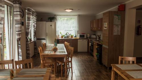 斯托尼拉斯奇Sieraton Pokoje i Apartament的厨房配有桌椅和冰箱。